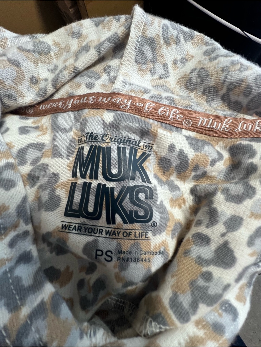 MUK LUKS LEOPARD PRINT PULLOVER HOODED SHORT SLEEVE PAJAMA SET. SIZE  P SMALL